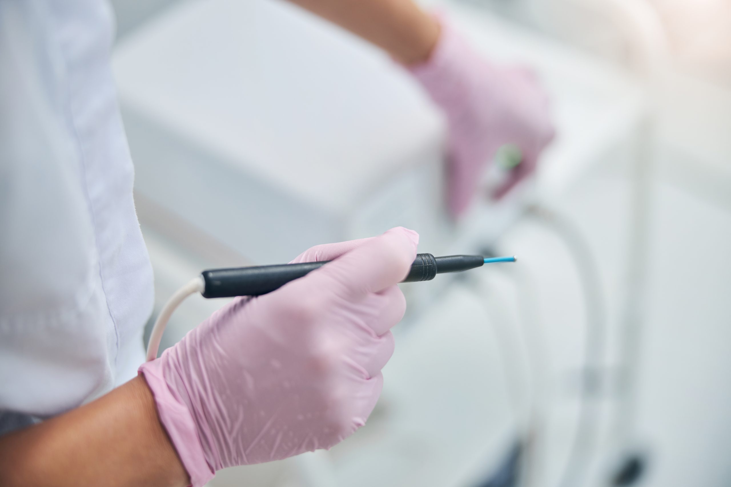 ¿Cuál es la importancia de un electrobisturí o unidad electroquirúrgica?