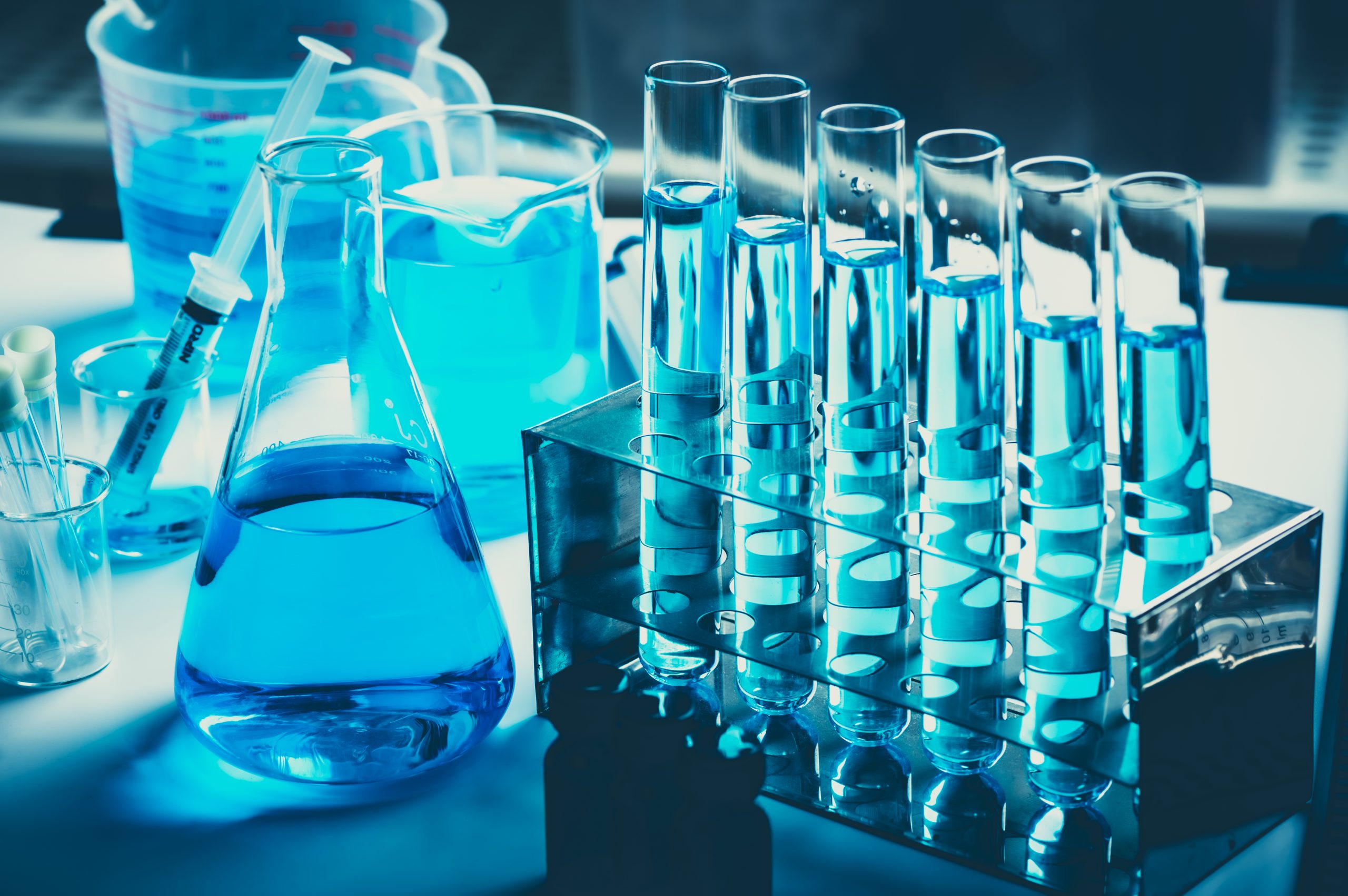 Agitador con placa de calentamiento: ¿Por qué es fundamental en un laboratorio de biología?
