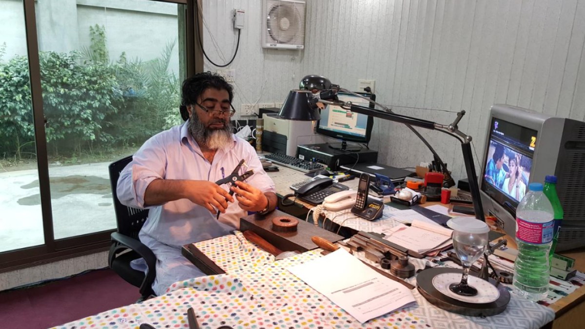 Newsletter Kalstein Voices – Perfil de Experto « Forjar es un legado » – Encuentro con Afzal Jamil, maestro artesano y fabricante de instrumentos veterinarios